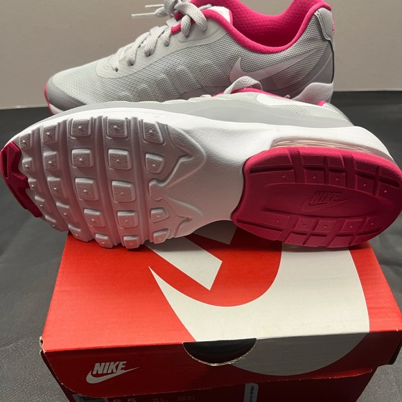 Women’s Nike Air Max Invigor- New in box- Size 6.5 - Picture 7 of 8